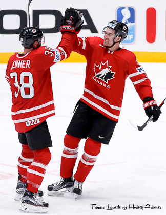 Jenner fête son but avec Stone