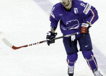 Un hockeyeur fait irruption sur un stade de football