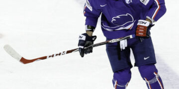 Un hockeyeur fait irruption sur un stade de football