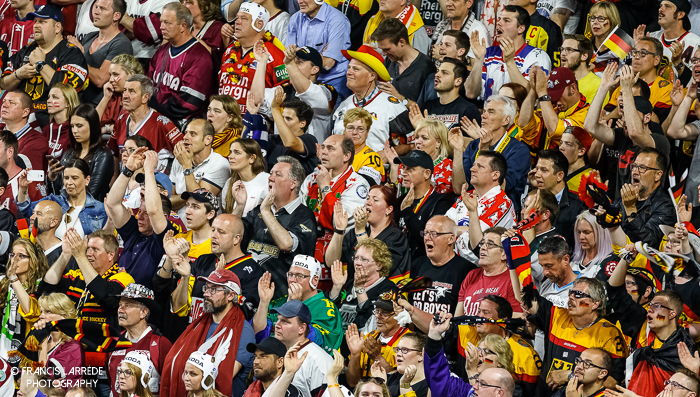 Hockey Fans 170516 1302 700