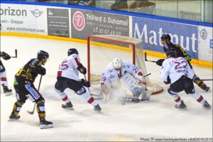 Lucas Mugnier faisant un arrêt de la crosse