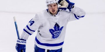 Bulletin NHL : Matthews prolonge aux Leafs, Carlyle congédié du banc des Ducks, échanges et blessures de la semaine
