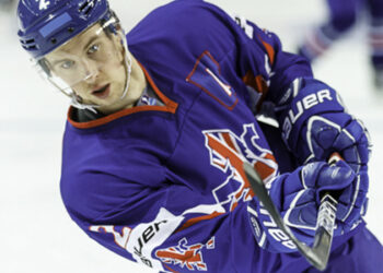 Il bat son idole Lundqvist et lui demande une photo