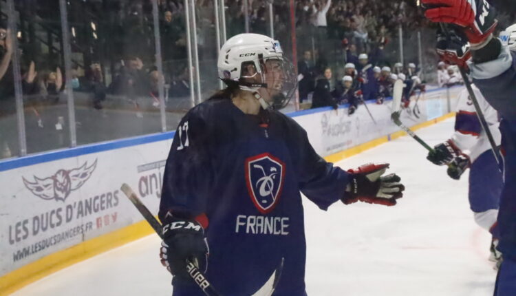 Chloé Aurard fête son but