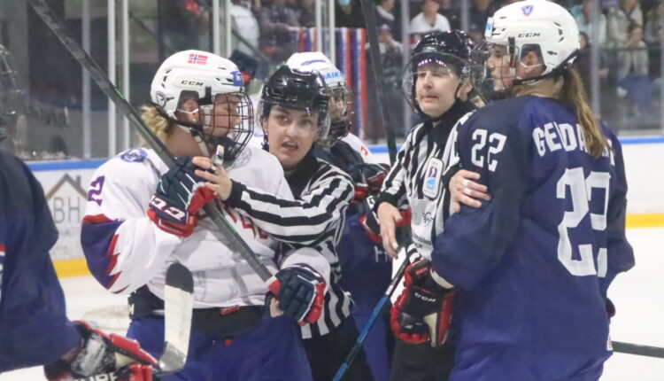 Les arbitres séparent les joueuses