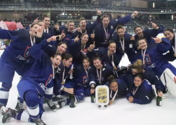 Les Bleues fêtent le trophée