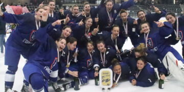 Les Bleues fêtent le trophée