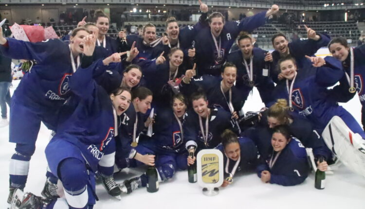 Les Bleues fêtent le trophée