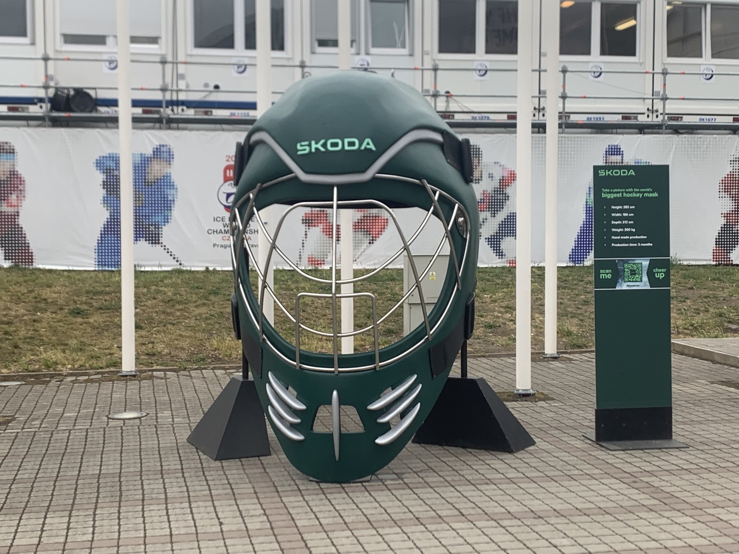 Plus grand masque du monde, exposé à l'extérieur de l'O2 Arena de Prague pour le mondial 2024
