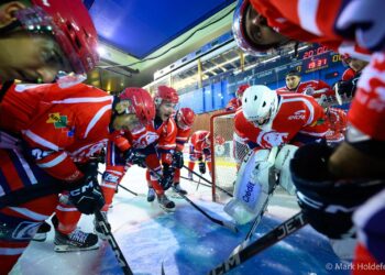 Clément Ginier au centre durant le cri de guerre avant un match face à Roanne
