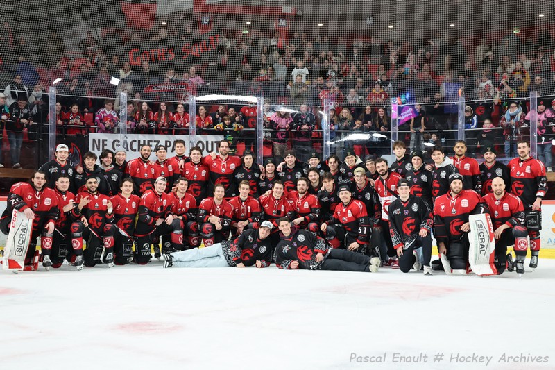 Photo d'équipe des Gothiques après la victoire
