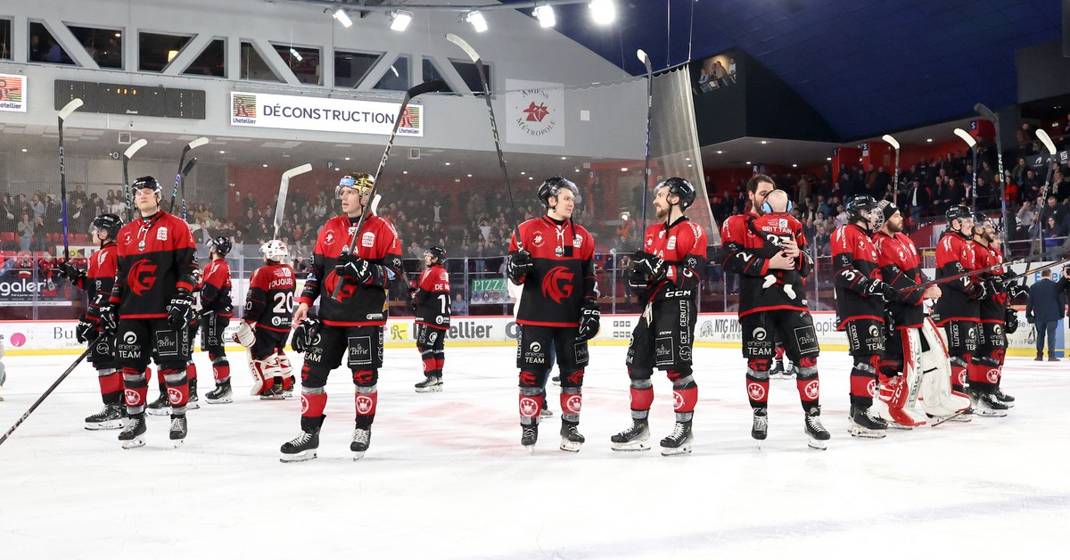 Les Gothiques célébrant la victoire avec leurs supporters