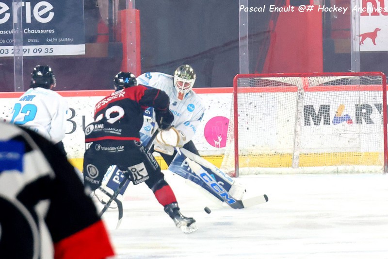 Steen (Marseille) sorti de sa cage pour dégager un palet en profondeur à destination de Tessier (Amiens)