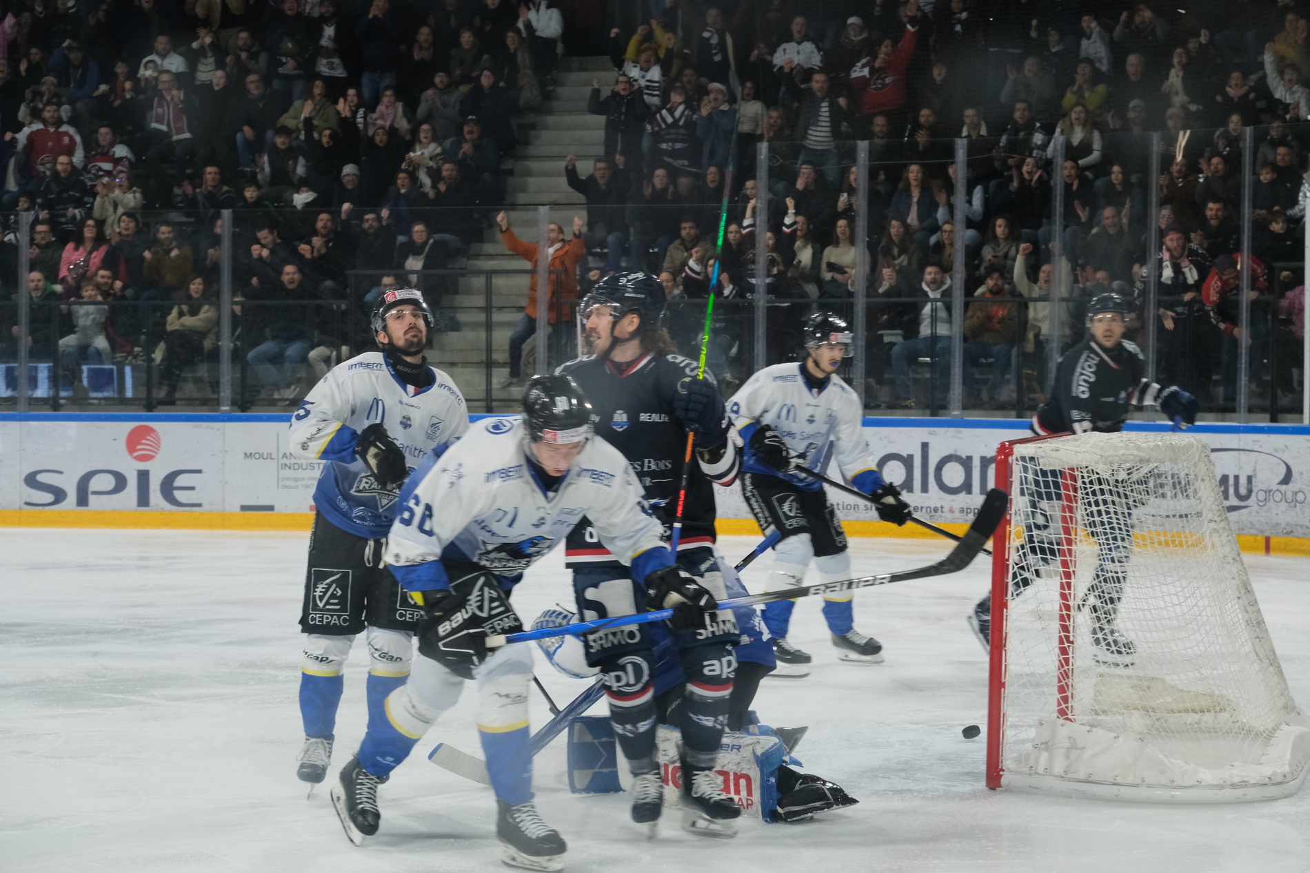 Mathew Wilkins, au centre, célébrant son deuxième but du soir. Ce but permet à Angers de prendre l'avantage face à Gap dans un match de Ligue Magnus. 