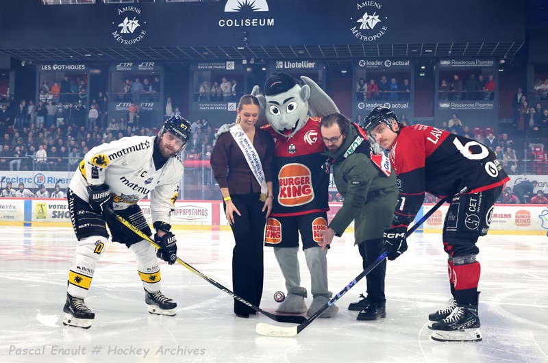 Zackary Lavigne (Amiens) et Loïc Lampérier (Rouen) pour le coup d'envoi fictif avec le partenaire du soir.