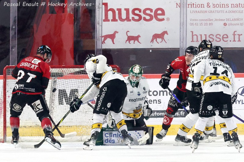 Gibert et Lavigne (Amiens) tentant une offensive sur le but rouennais