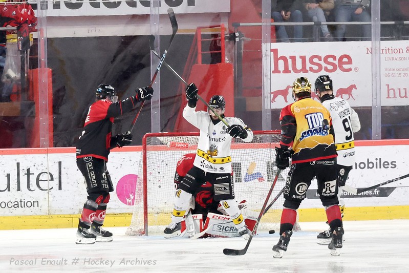 Lepage (Amiens) au duel avec Nesa (Rouen) devant la cage de Fouquerel (Amiens)