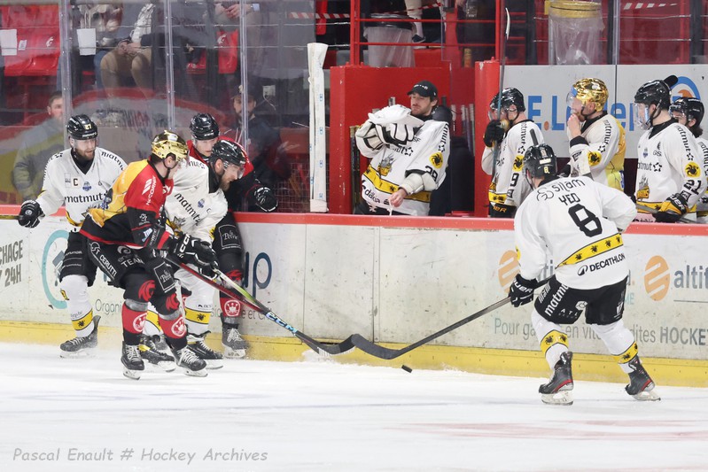 Cepon et Svanenbergs (Amiens) au duel devant le banc rouennais.
