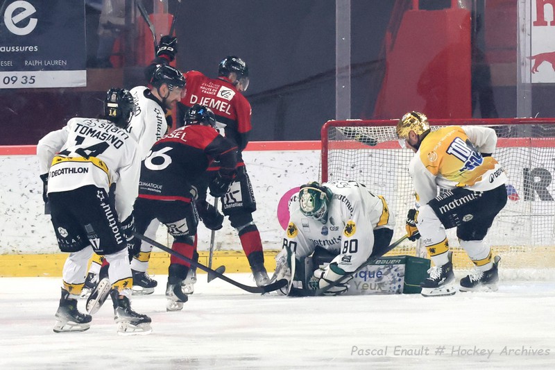 Lackovic (Rouen) gelant la rondelle après son arrêt sur Guillaume Roussel (Amiens)