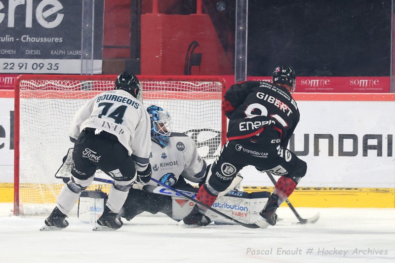 Kasik (Marseille) étend son patin pour stopper Gibert (Amiens)