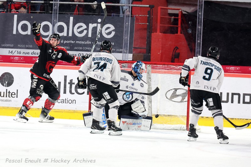 Kasik (Marseille) battu sur le lancer de Cepon (Amiens)