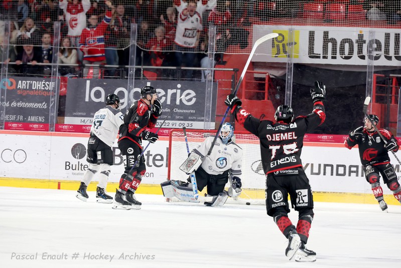 Amiens qui célèbre après le but de Lemay