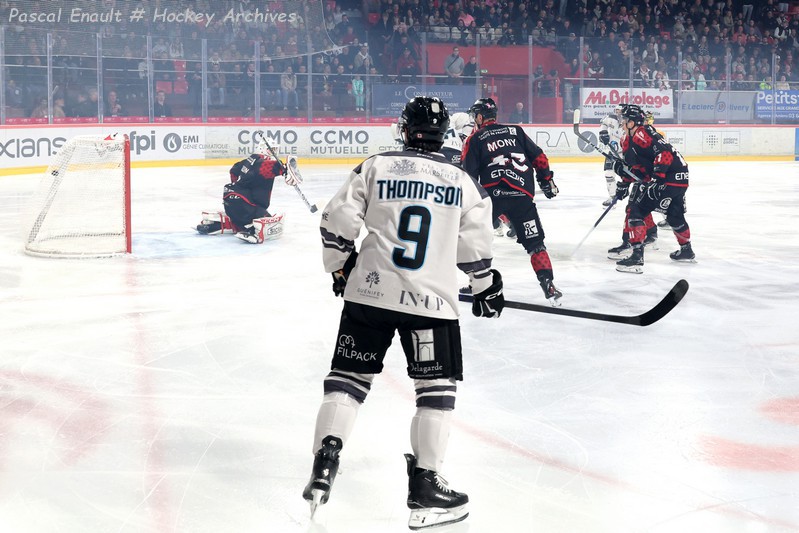 Thompson (Marseille) observant Colotti inscrire le premier but de son équipe après sa passe décisive