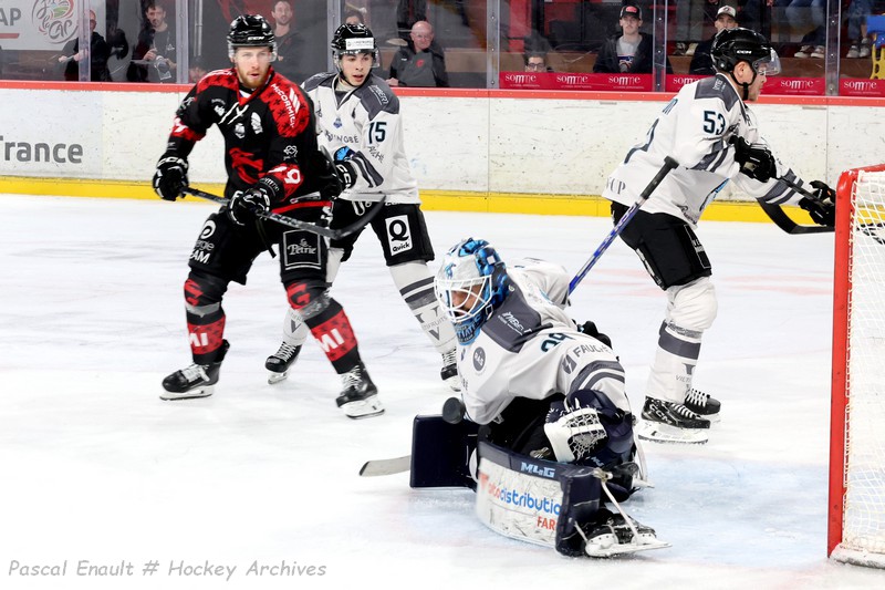 Izaky (Amiens) devant la cage de Kasik (Marseille)