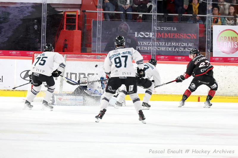 Richards (Amiens) reprenant son propre rebond