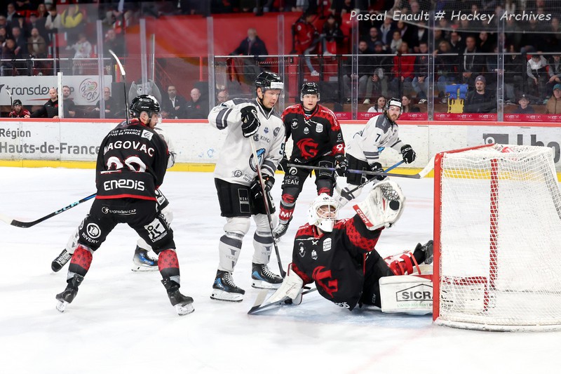 Kozun (Amiens) effectuant un arrêt de la mitaine incroyable