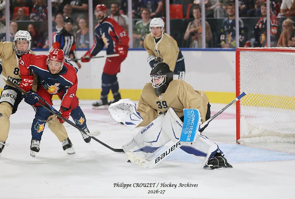 Gardien de hockey arrêtant un tir devant son but