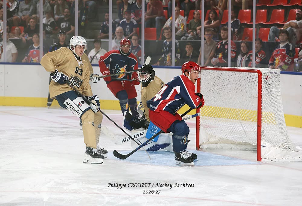 Action de hockey sur glace devant le but
