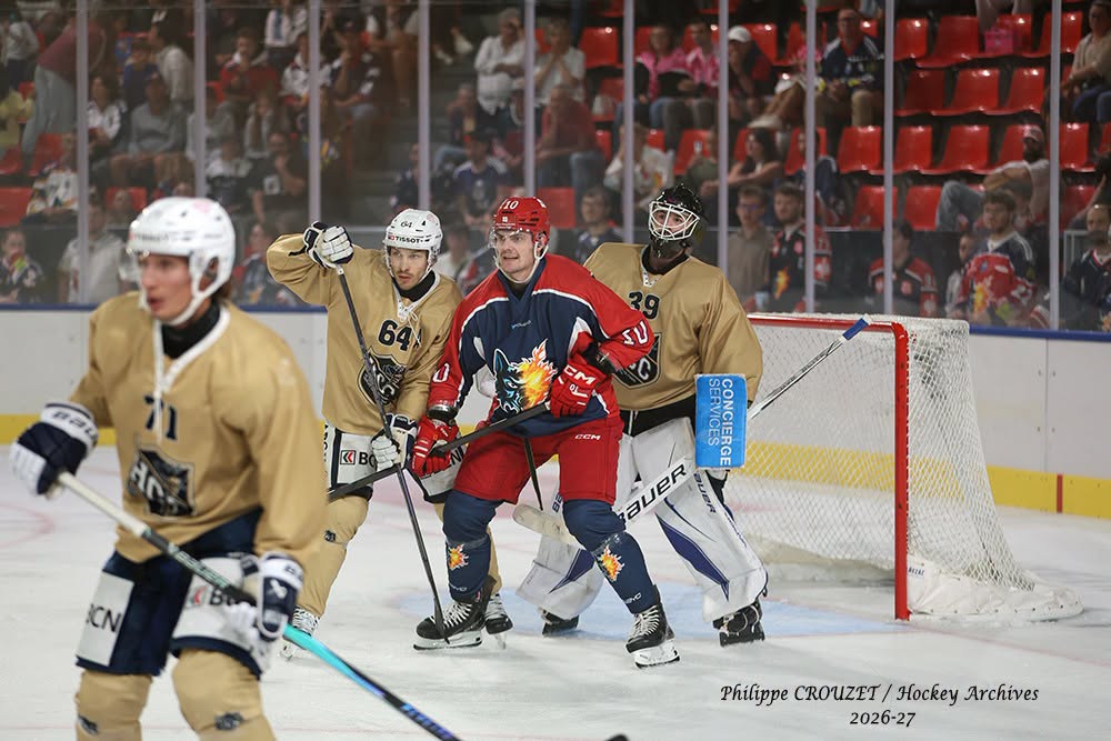 Joueurs de hockey devant le but durant un match