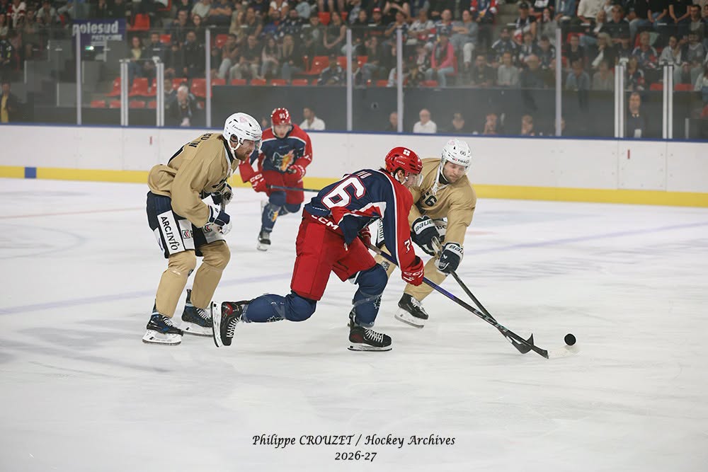 Joueurs de hockey disputant le palet sur la glace
