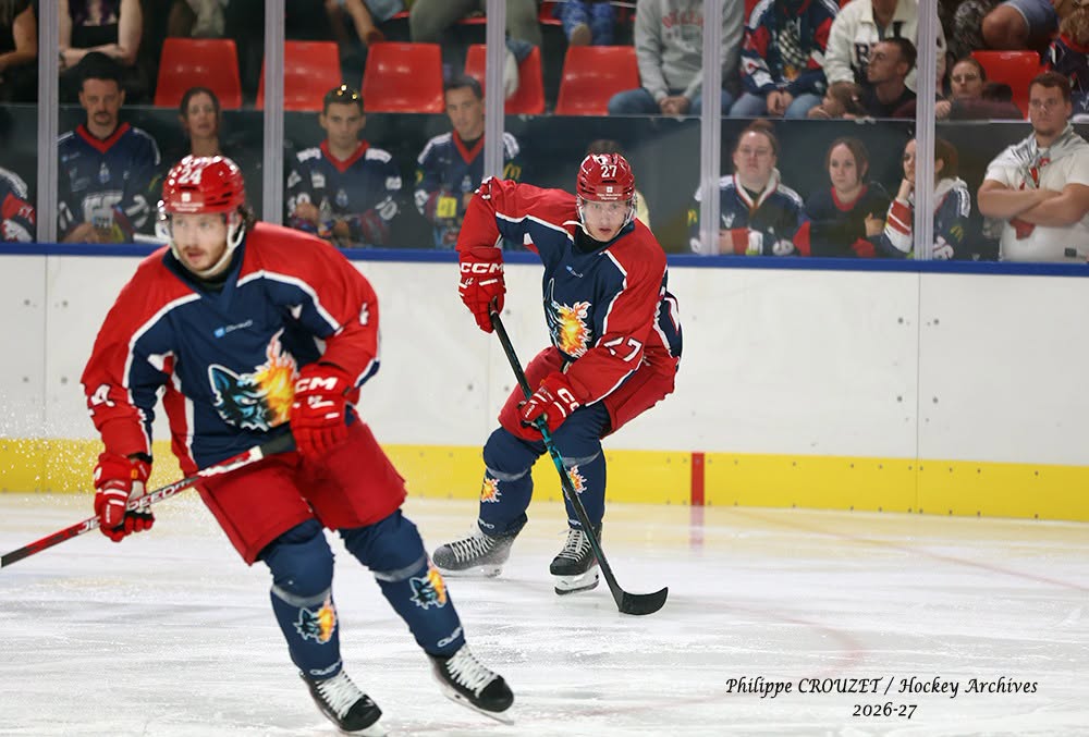 Deux хокeyeurs en tenue rouge et bleue sur la glace