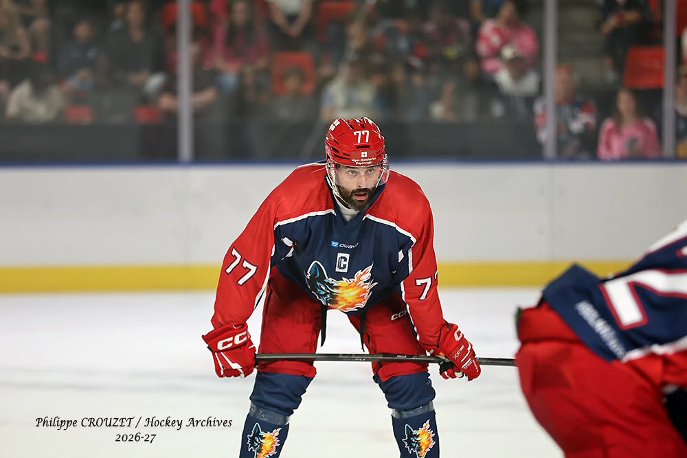 Hockeyeur numéro 77 sur la glace