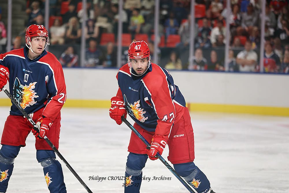 Deux хокeyeurs en maillots rouge et bleu sur glace
