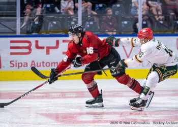 Deux joueurs de hockey disputent le palet sur glace
