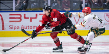 Deux joueurs de hockey disputent le palet sur glace