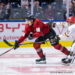 Deux joueurs de hockey disputent le palet sur glace
