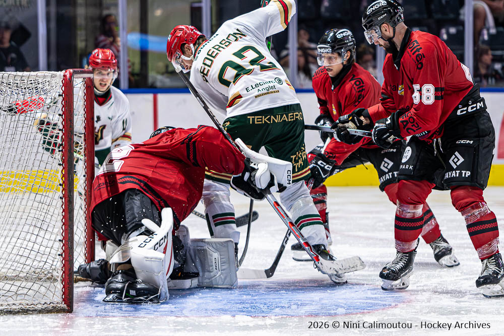Action devant le but lors d’un match de hockey