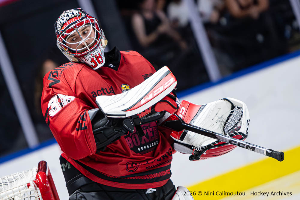 Gardien de hockey bordelais en tenue rouge