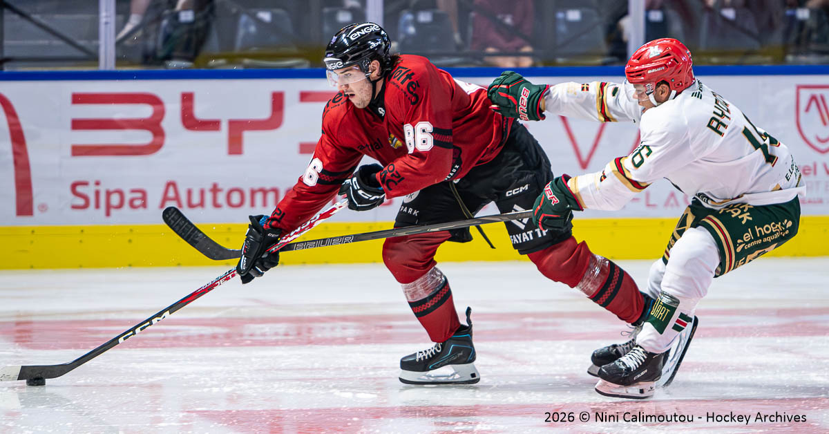 Deux joueurs de hockey disputent le palet sur glace