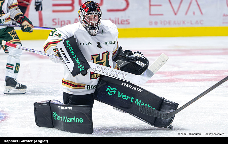 Gardien de hockey sur glace en action