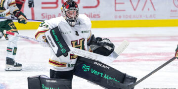 Gardien de hockey sur glace en pleine parade