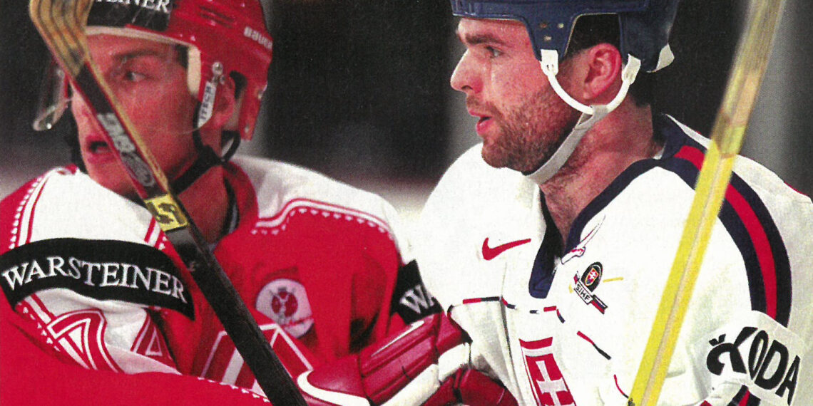 Joueurs de hockey sur glace en duel