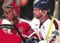 Joueurs de hockey sur glace en duel