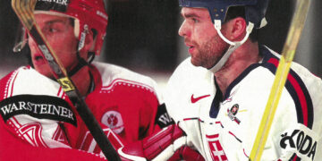 Joueurs de hockey sur glace en duel