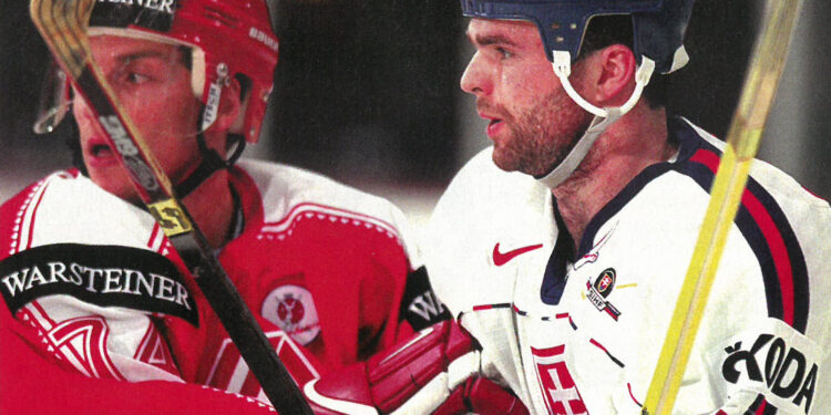 Joueurs de hockey sur glace en duel