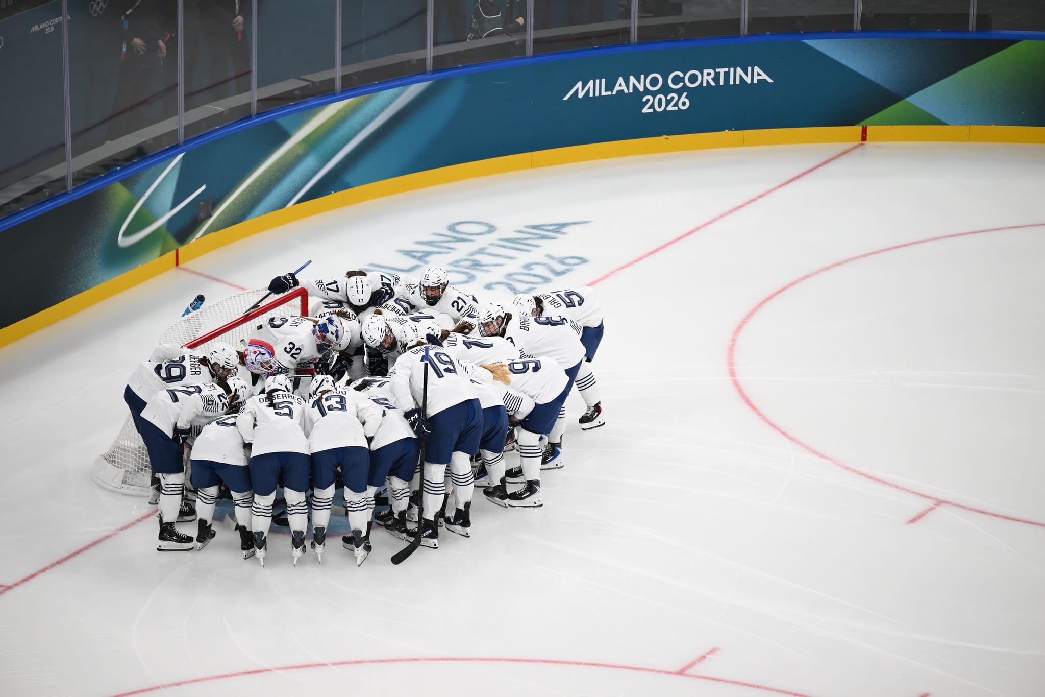 Rassemblement devant le but français avant le début de la rencontre aux Jeux Olympiques